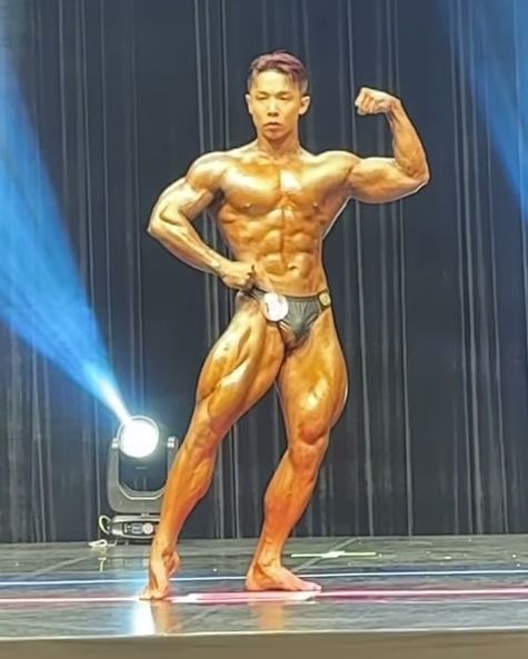 2026 AFEX NC 무대 앞으로 나와 포즈를 잡는 허인호 트레이너