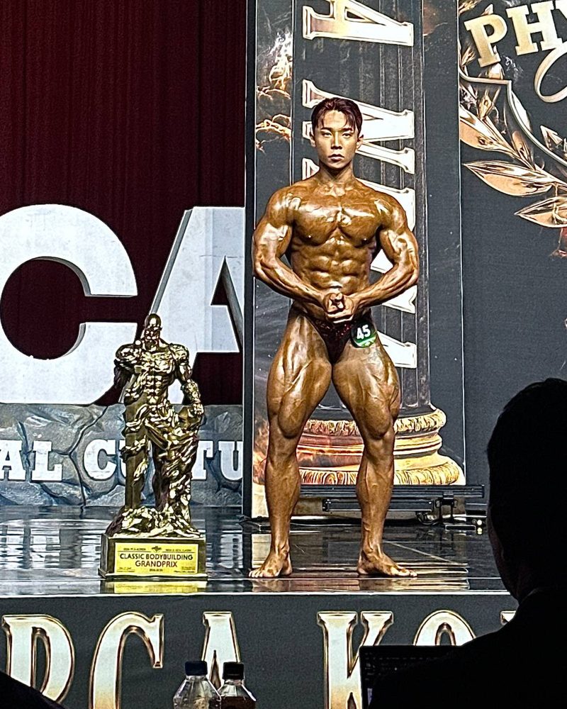 2026 PCA 노오석 클래식 무대에서 그랑프리 트로피 옆에 선 허인호 트레이너