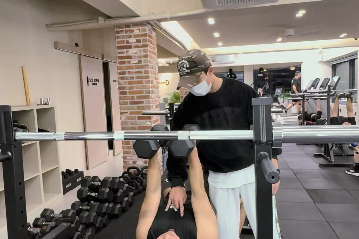 2층 그룹PT 존에서 수업 중인 회원들